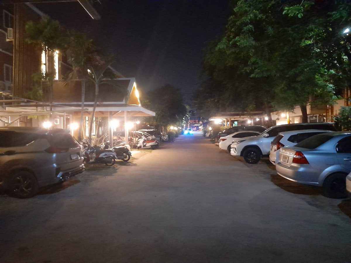 ทางเข้ารีสอร์ทและที่จอดรถ